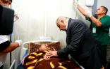 Le Premier ministre irakien Adel Abdel Mahdi rend visite à un des survivants du naufrage qui a fait 100 morts à Mossoul en Irak le 21 mars 2019. Photo distribuée par les services du Premier ministre irakien