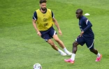 N'Golo Kanté (d) aux prises avec Olivier Giroud lors d'une séance d'entraînement des Bleus à Clairefontaine, le 5 juin 2021