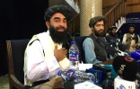 Le porte-parole des talibans Zabihullah Mujahid (g) lors de la première conférence de presse depuis leur prise du pouvoir à Kaboul, le 17 août 2021