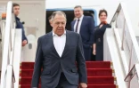 Photo diffusée par le ministère russe des Affaires étrangères le 14 avril 2026 montrant le ministre russe des Affaires étrangères, Sergueï Lavrov, descendant d'un avion à son arrivée à Pékin