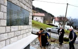 Josip Jelinic (g), à genoux, prie pour le pardon devant un monument dédié aux victimes du massacre commis en octobre 1993 par des membres des forces croates de Bosnie dans le village de Stupni Do, au cours de son pèlerinage de 1000 km demandant le pardon et la réconciliation de tous les peuples de Bosnie-Herzégovine, le 25 mars 2025