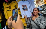 Une femme photographiée sous des vêtements à l'effigie du candidat d'extrême droite à la présidentielle brésilienne Jair Bolsonaro, le 8 octobre 2018 à Sao Paulo