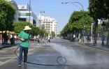 Un employé de la mairie de Tunis nettoie un secteur de l'avenue Habib Bourguiba, théâtre d'un attentat suicide la veille, le 28 juin 2019