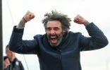 Le skipper belge Denis Van Weynbergh exulte à son arrivée aux Sables-d'Olonne où il a bouclé, hors délai, le Vendée Globe samedi 8 mars 2025