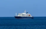Vue aérienne du bateau de croisière MV Hondius au mouillage au large du port de Praia, au Cap-Vert, le 3 mai 2026