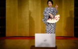 La geisha "Chacha" danse durant une soirée en ligne avec des clients de "Meet Geisha", à Hakone le 13 juin 2020