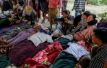 Birmans en pleurs le 12 mai 2025 aux funérailles de victimes d'un bombardement par la junte d'une école de Oe Htein Kwin, qui a fait 22 morts dont 20 enfants 