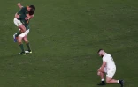 Le talonneur anglais Luke Cowan-Dickie (d) déconfit devant deux joueurs sud-africains heureux de leur victoire en Coupe du monde de rugby, à Yokohama, le 2 novembre 2019
