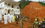 Des secouristes et des sodats à la recherche de survivants après les coulées de boue à Freetown en Sierra Leone, le 15 août 2017