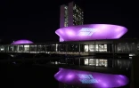 Sur cette projection sur l'édifice de la chambre basse du Parlement brésilien le 1er août 2017, des opposants réclament une "enquête sur Temer maintenant", le président brésiilien.


(FILES) This file photo taken on August 01, 2017 shows a projection reading "Investigate Temer now", referring to Brazilian President Michel Temer, on the Lower House's building during a demo in Brasilia, Brazil.A Congress formed by congresspeople from dozens of parties will force Brazil's upcoming president to negotiate agreements with the risk of new corruption scandals, such as those revealed by operation Lava Jato.