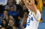 Lonzo Ball des UCLA Bruins se pend du panier après un dunk contre les Arizona State Sun Devils le 19 janvier 2017 à Los Angeles