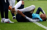 Le jeune attaquant des Bleus Kylian Mbappé touché à la cheville lors d'un entraînement à Istra, le 12 juin 2018
