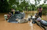 Des habitants affectés par les inondations attendent l'arrivée des secours à Taungoo, dans la région de Bago, en Birmanie, le 14 septembre 2024