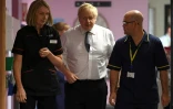Boris Johnson, lors d'une visite d'hôpital pendant sa campagne pour les législatives à Mansfield (Angleterre) le 8 novembre 2019