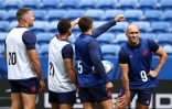 Le demi de mêlée français Maxime Lucu (N.9) avec ses coéquipiers préparent le match contre l'Italie à Décines, le 4 octobre 2023