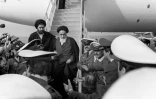 L'ayatollah Ruhollah Khomeiny à son arrivée à l'aéroport de Téhéran en provenance de France, où il était en exil, le 1er février 1979
