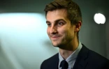 Léon Deffontaines, tête de liste communiste aux européennes, arrive au siège du PCF le 12 juin 2024 pour une réunion des partis de gauche sur la campagne des législatives 