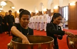 Des personnes en deuil rendent hommage à la princesse défunte Bajrakitiyabha Mahidol au Grand Palais, le 13 juin 2026 à Bangkok, en Thaïlande