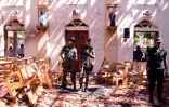 Des soldats à l'intérieur de l'église Saint-Sébastien de Katuwapitiya, à Negombo, après une explosion meurtrière pendant la messe de Pâques, le 21 avril 2019 au Sri Lanka