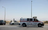 Une ambulance arrive sur les lieux d'une attaque à l'arme à feu à l'un des points de passage entre la vallée du Jourdain, en Cisjordanie occupée, et la Jordanie, le 8 septembre 2024