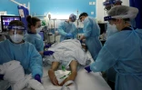 Des membres du personnel de soins intensifs s'occupent d'un patient atteint du Covid-19 Ă l'hĂ´pital King's College de Londres (Royaume-Uni) le 27 janvier 2021.
