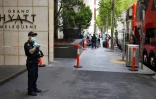Un policier en faction devant un palace où sont confinés les joueurs engagés dans l'Open d'Australie, le 15 janvier 2021