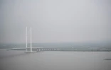 Une vue d'ensemble du nouveau pont routier sur le fleuve Yalu, menant à la ville nord-coréenne de Sinuiju, telle qu'aperçue depuis la ville frontalière de Dandong, dans la province chinoise du Liaoning (nord-est), le 30 mai 2018