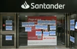 Une agence de la banque Santander fermée lors d'une grève de 24 heures, à l'exception des bus, appelée par les syndicats contre la politique économique du président argentin Javier Milei, le 10 avril 2025 à Buenos Aires