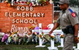 Un mémorial en hommage aux victimes de la tuerie d'Uvalde, au Texas, le 26 mai 2022