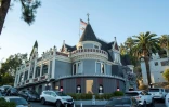 Le public arrive au Magic Castle de Los Angeles (Californie), le 13 octobre 2021