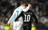 L'attaquant du Real Madrid Cristiano Ronaldo (G) et le Brésilien du PSG, Neymar (D) lors d'un match de Ligue des champions à Madrid, le 14 février 2018