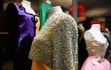 Des pièces de haute couture appartenant au collectionneur de mode Didier Ludot dans sa boutique du Palais-Royal, à Paris, le 8 janvier 2025