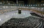 Des fidèles autour de la Kaaba, vers laquelle se tournent les musulmans pour prier, au milieu du patio de la Grande mosquée de La Mecque, le 9 mai 2021 