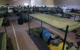 Des habitants évacués en raison d'un incendie de forêt près de San Martín de Valdeiglesias trouvent refuge dans une salle de sport à Villamanta, à l'ouest de Madrid, le 24 juillet 2026.  