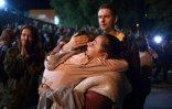 Scène de retrouvailles entre une femme et une personne proche tout juste libérée de prison, à Minsk, le 13 août 2020