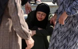 Une femme pleure la mort d'un proche tué dans des bombardements israéliens à Beit Lahia, dans le nord de la bande de Gaza, à l'extérieur de l'hôpital indonésien de Beit Lahia, le 15 mars 2025