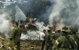 Des soldats et des secouristes près d'un Hercules de l'armée de l'air daprès le crash de l'appareil au décollage à Puerto Leguizamo, en Colombie, le 23 mars 2026