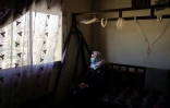 Touqa, épouse d'un détenu syrien, qui a élevé seule ses cinq enfants, lors d'un entretien avec l'AFP dans la Békaa au Liban, le 13 juin 2022
