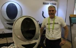 Brad Baxter de la société Litter-Robot fait une démonstration de la litière automatique pour chats au CES de Las Vegas