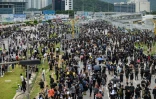 Des manifestants bloquent une route menant à l'aéroport de Hong Kong, le 1er septembre 2019