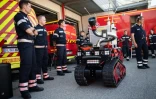 Des Marins-Pompiers de Marseille près du robot "Colossus", capable de détecter le Covid-19 et de décontaminer un environnement, le 14 mai 2020 à Marseille