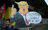 Un homme porte une caricature de Donald Trump disant "Réchauffement global? Je n'y crois pas", le 30 novembre 2018 à Buenos Aires. Le climatoscepticisme du président américain est un modèle pour les certaines Européens