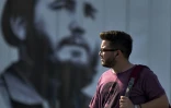 Un homme dans une rue à Cuba près d'un portrait de Fidel Castro le 16 juillet 2019