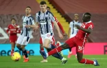 L'attaquant de Liverpool Sadio Mané (d) ouvre la marque contre West Bromwich Albion, le 27 décembre 2020 à Liverpool