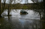 Un tracteur pris dans les eaux à Velars-sur-Ouche, dans la Côte d'Or, le 1er avril 2024