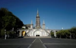 La basilique Notre-Dame du Rosaire, à Lourdes, désertée en raison de l'épidémie de Covid-19, le 9 avril 2020