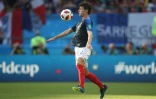 Le défenseur des Bleus  Benjamin Pavard contrôle le ballon lors du match face à l'Argentine en 8e de finale du Mondial, le 30 juin 2018 à Kazan