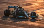 La joie du Britannique Lewis Hamilton (Mercedes), lors de la 3e séance d'essais du premier Grand Prix d'Arabie saoudite de Formule 1, le 4 décembre 2021 sur le circuit de Jeddah