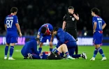 L'attaquant du PSG Khvicha Kvaratskhelia blessé au genou droit lors du match face au FC Barcelone, le 20 octobre 2026 au Parc des Princes
