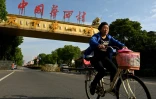 Une femme à vélo dans une rue de Huaxi, le 22 mai 2021 dans l'est de la Chine
